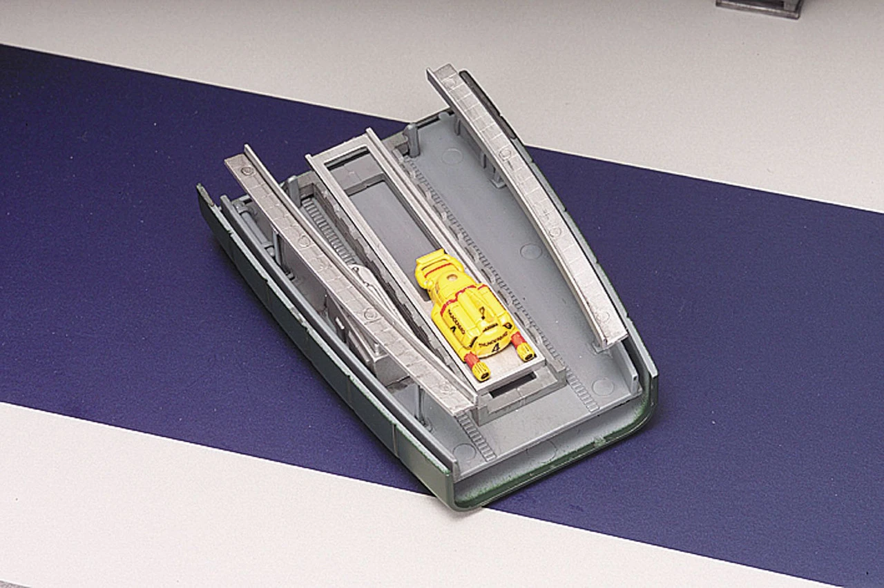 Aoshima Thunderbirds 1/350 Thunderbird No.2 & 4 Plastic Model 8 Aoshima Thunderbirds 1/350 Thunderbird No.2 & 4 Plastic Model - Image 8